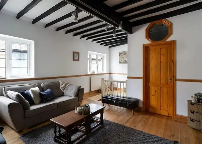 Classy Two Bed Home - Close To Town Centre & Beach