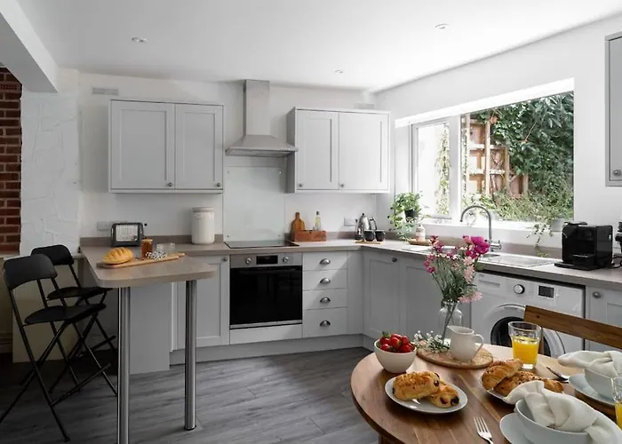 Classy Two Bed Home - Close To Town Centre & Beach