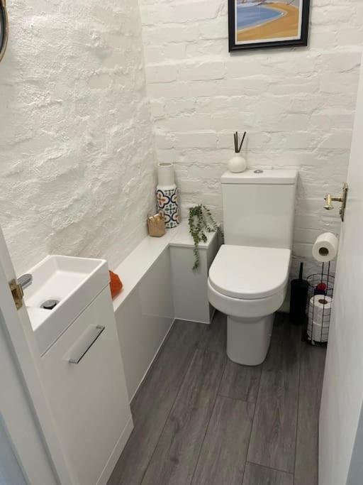 Classy Two Bed - Close To Town Centre &